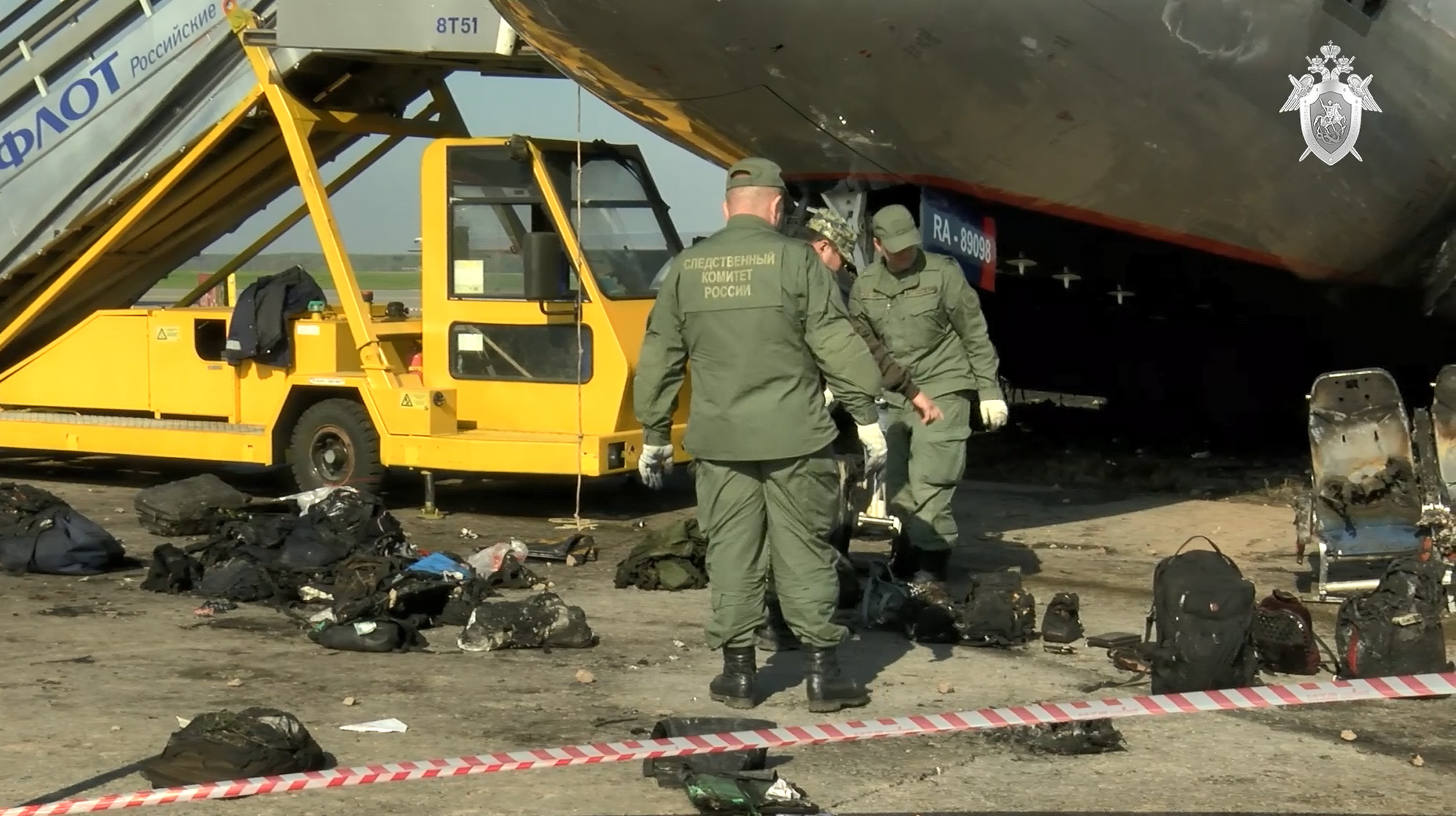 俄罗斯飞机迫降起火事故清理工作进行中