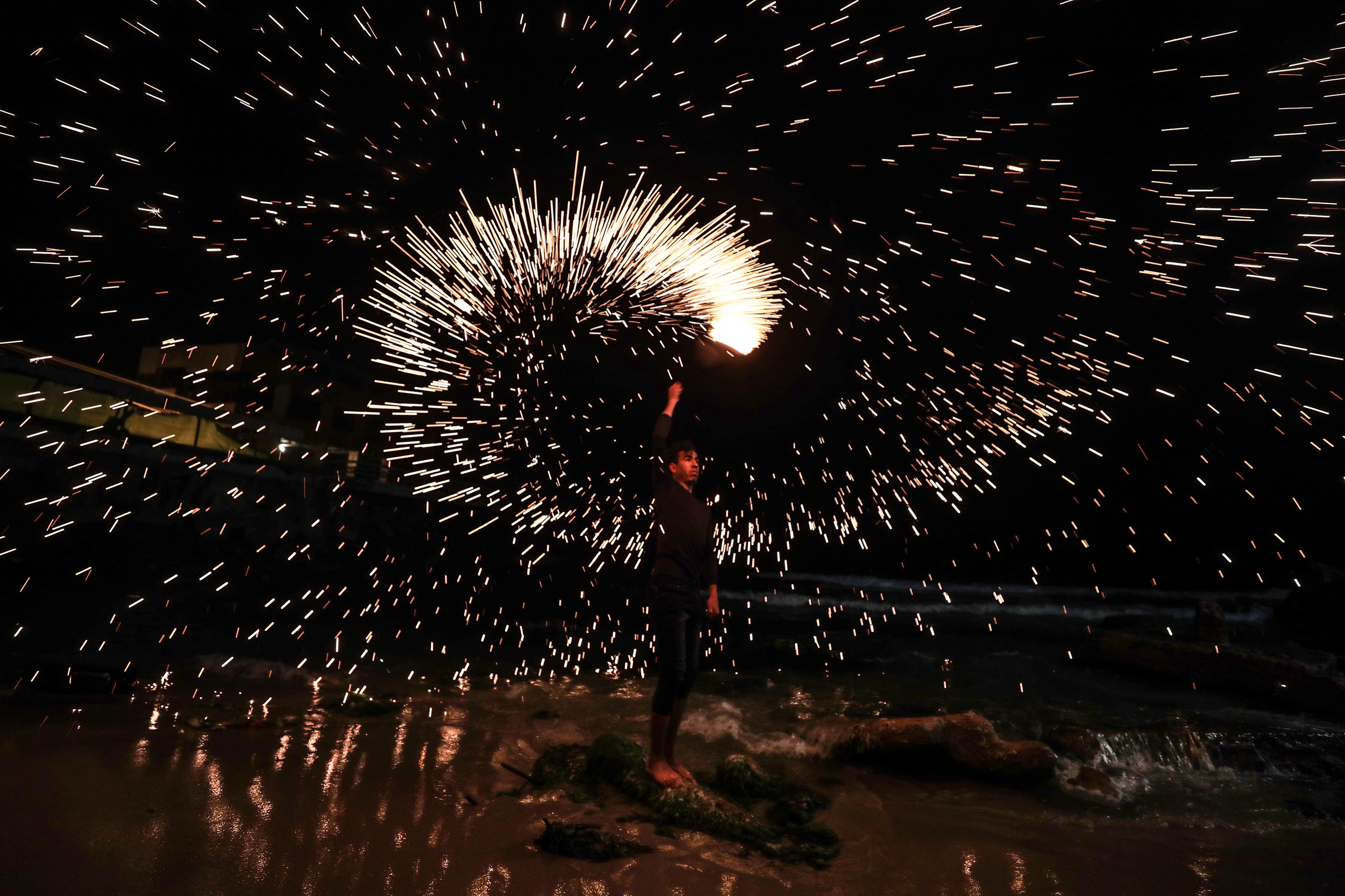 加沙少年旋转烟火庆祝斋月火花四射十足吸睛