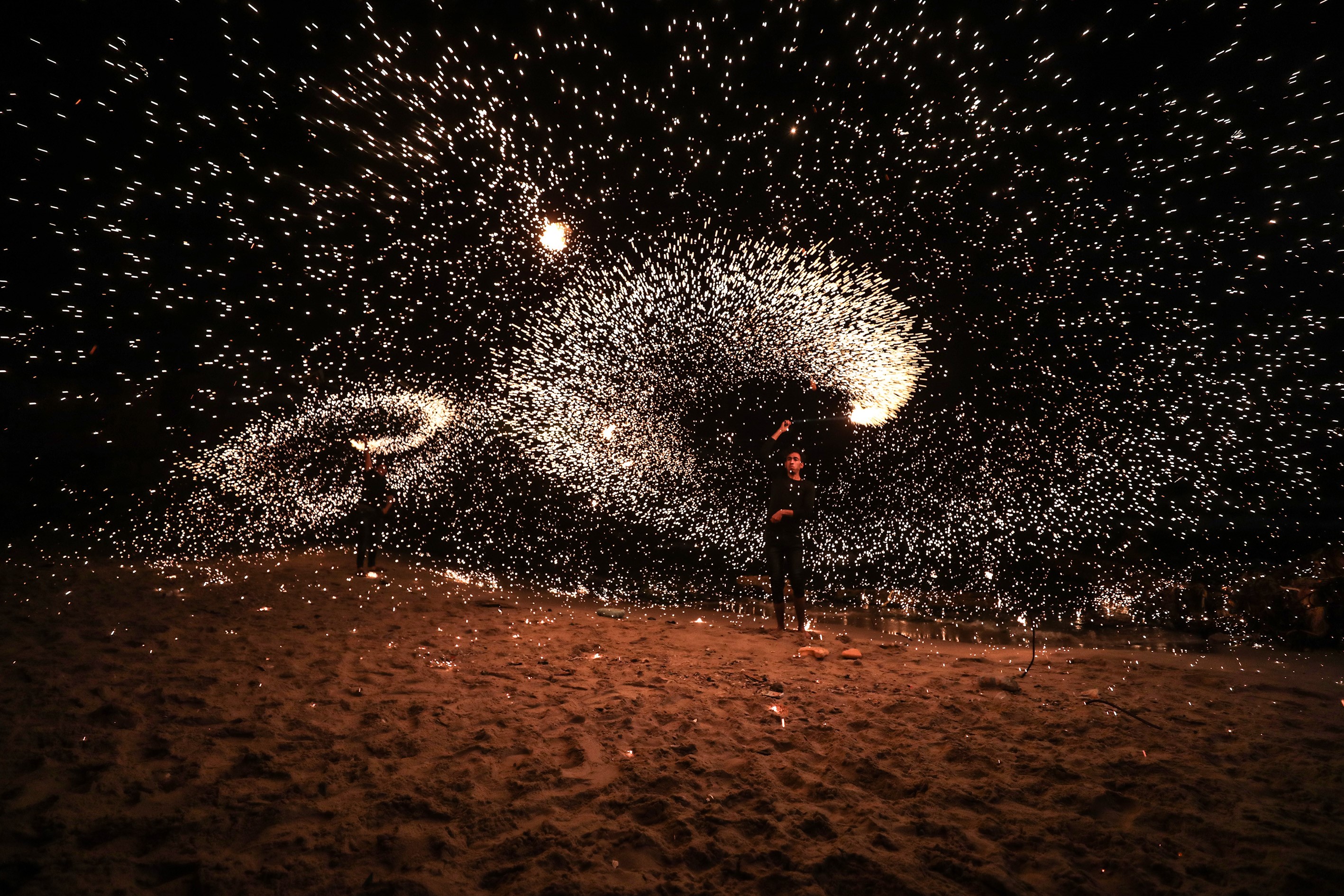 加沙少年旋转烟火庆祝斋月火花四射十足吸睛
