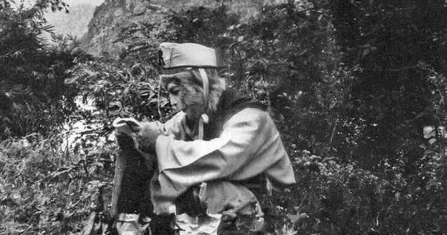 六小龄童在拍摄休息时间还在学习、背台词，那时的他们没有为了背台词喊苦喊累！