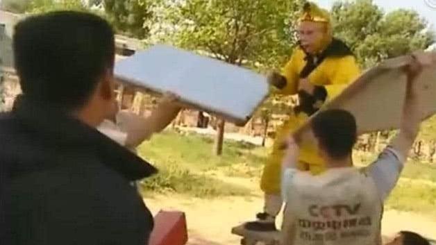 为了让六小龄童的脸在荧幕上看得好看，现场还有两个人拿着两块打光板，站在他的一左一右。