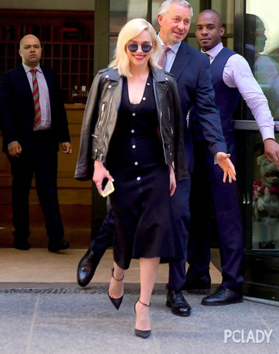 复古马蹄袖、低领、收腰、开衩过膝裙,这简直就是矮胖女生夏日的显瘦“神器”。