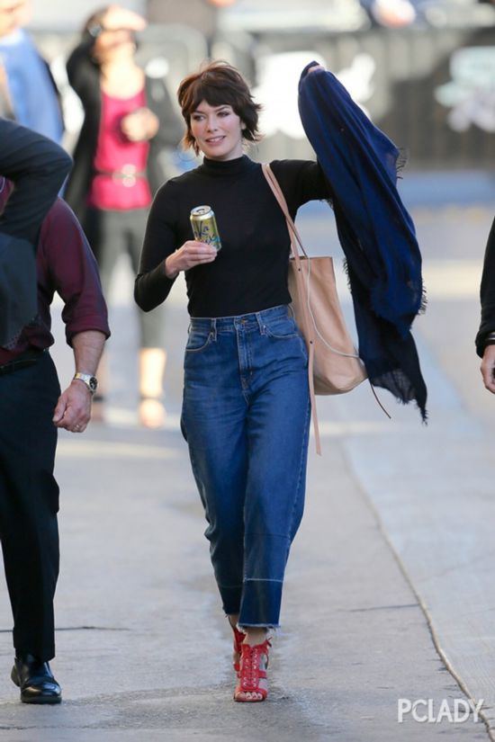 身穿黑色连衣裙的Lena Headey,即便是俗里俗气的雪纺材质,也因为黑色变得优雅起来。