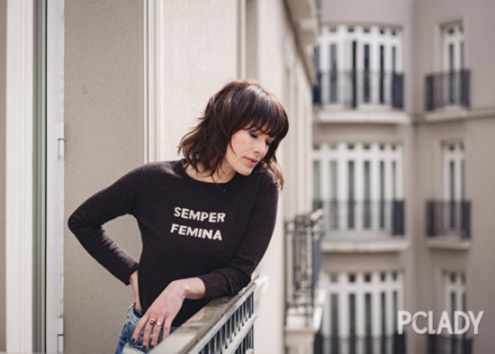 配上百搭的牛仔裤,给风格多了份自在、休闲感。