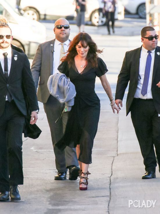 给自己身上堆各式时髦元素的OL们,其实一条黑色裙就已经很完美了!