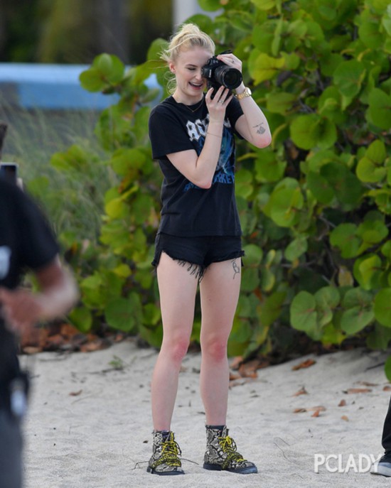 短上衣是“三傻”必不可少的装备,无论是搭配紧身裤还是短外套,一定要有显身材的短上衣作伴。