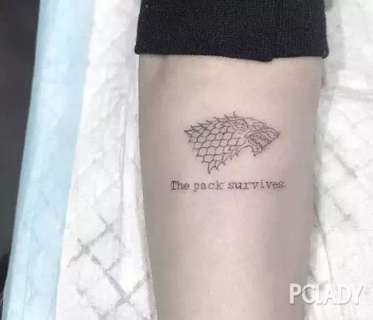 说到酷,“三傻”的穿着更酷。各式短上衣和时髦搭配,活脱脱的街潮少女一枚。