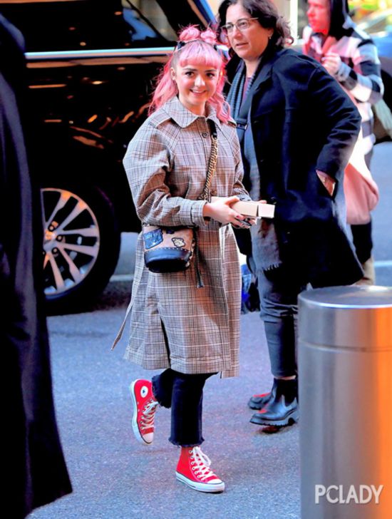 就冲人家的胶原蛋白,当然是穿什么都ok。上了年纪的我们,散了散了。