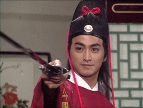 何家劲演的展昭一身正气、气宇轩昂，英武俊朗的他更有着剑胆琴心。