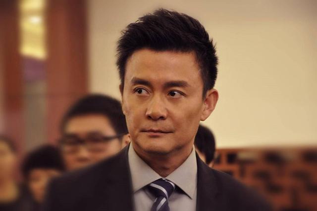 万幸的是，邢岷山经过两次美容手术之后，脸上的疤痕几乎看不见了。