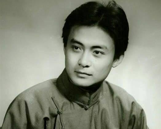 邢岷山自小就生得眉清目秀，天生就是一副乖孩子的讨人喜欢的模样。