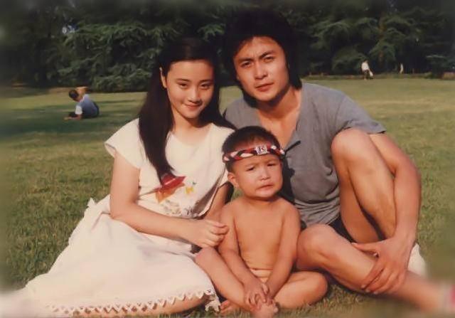 邢岷山正是被丈母娘招进艺校的，他经常和师父的女儿在一起玩，也就是他如今的妻子钮晓晴。