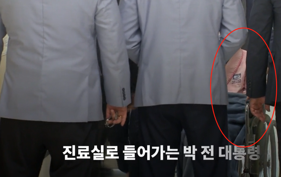 朴槿惠穿粉色衣服现身医院，非常亮眼。（韩国KBS电视台）