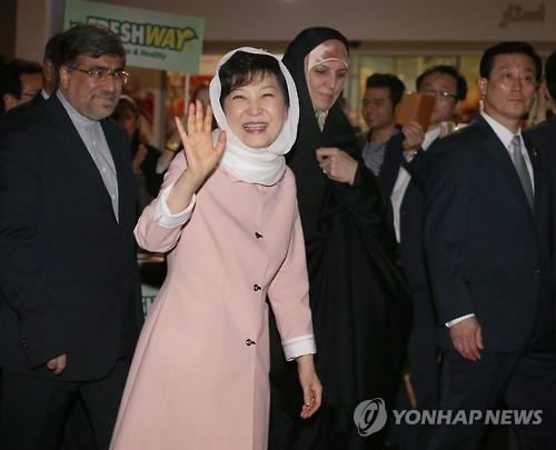 朴槿惠当总统出访时，穿过的粉色外衣。