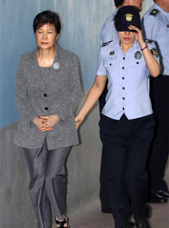 文在寅就职百天，朴槿惠出庭突然换上银灰色上衣。