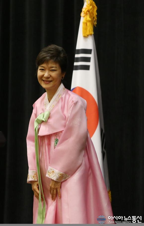 朴槿惠当总统时，穿过的粉色韩服。