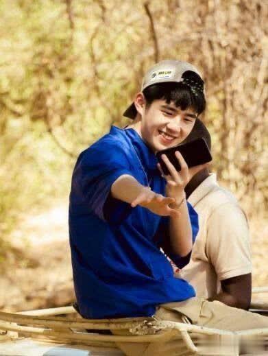 刘昊然有多接地气？冰箱里全是学生党爱用，粉丝看到后炸锅。