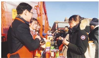 用软尺精准测量顾客的趾围,跗围和兜跟围,在30多层纯白棉布上引2100多