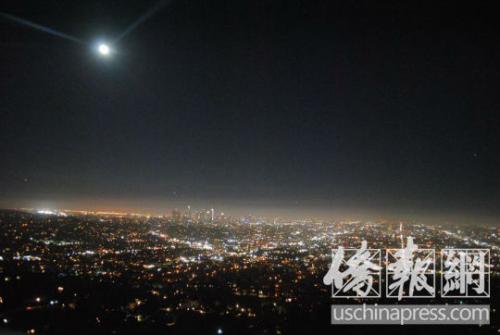 洛杉矶夜景。（图片来源：美国侨报网记者 李青蔚 摄）