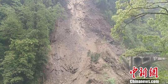 图为独龙江公路山体垮塌的路段。贡山公路分局供图