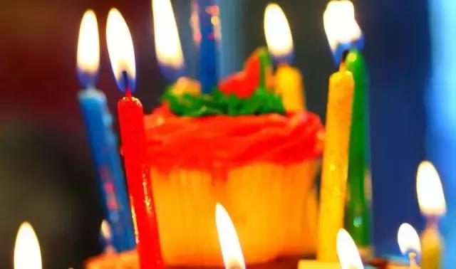 说到甜馨,如今已经不是那个黑妞馨爷了,5岁的甜馨现在也变得亭亭玉立,模样也好看了许多。