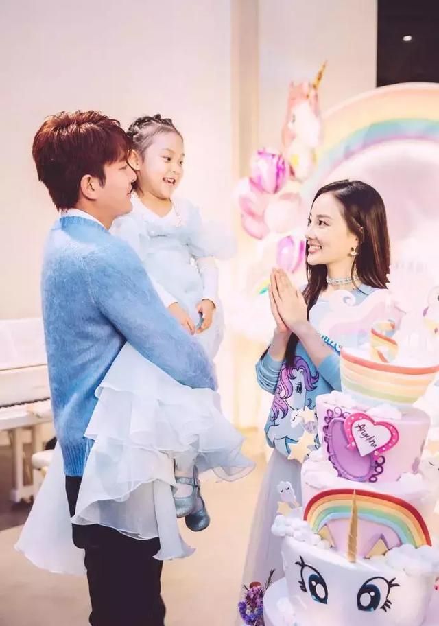 现场甜馨还自己发言,也是妥妥的一姐范,可爱极了。