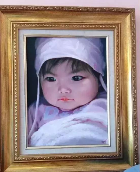 2岁的时候是短发,大大的眼睛很清澈。