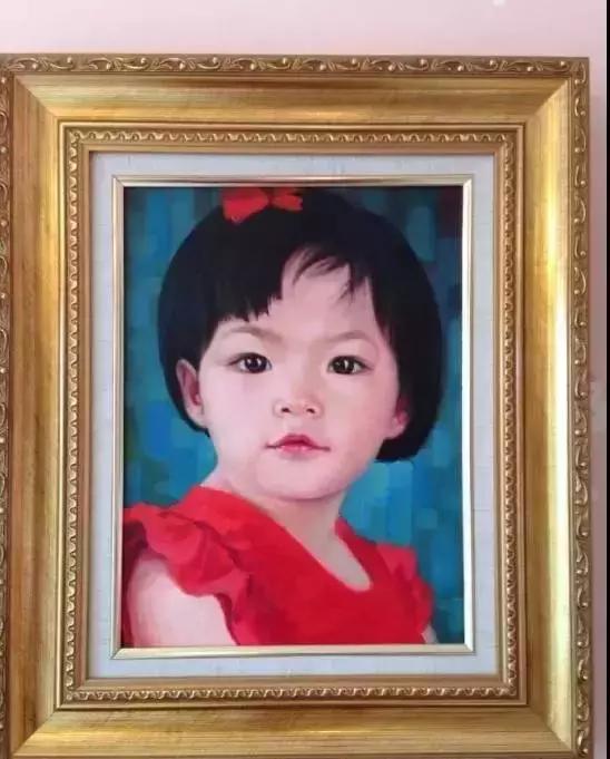 3岁的时候有尖下巴了,笑起来很活泼的样子。