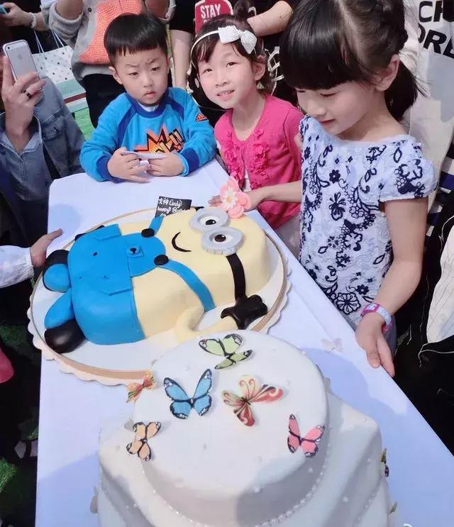 最后要说的就是小小春Jasper,《爸爸5》的热播使Jasper迅速走红,凭借其呆萌而且小暖男行为获粉不少。