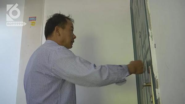 王师傅打电话给保姆: