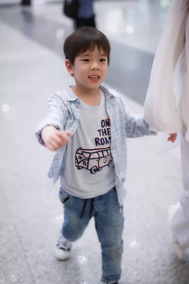 嗯哼牵着妈妈的手对妈妈撒娇卖萌,看起来超可爱,这么小就会逗妈妈开心