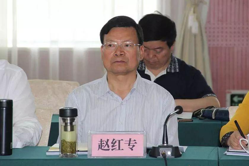 在入选的十大案件中，一位落马官员“榜上有名”，他就是西安市政协原党委副书记、副主席赵红专。