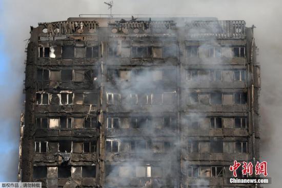 资料图：伦敦格伦费尔塔公寓大楼发生大火，现场浓烟滚滚。