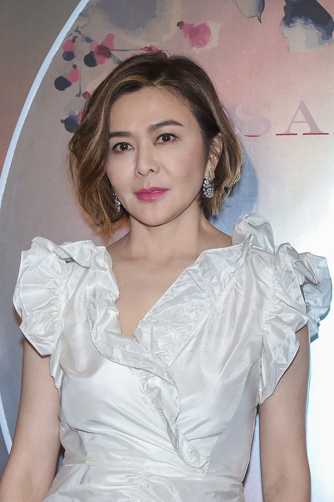 关之琳穿蓬蓬裙少女心不减 凹造型气质优雅