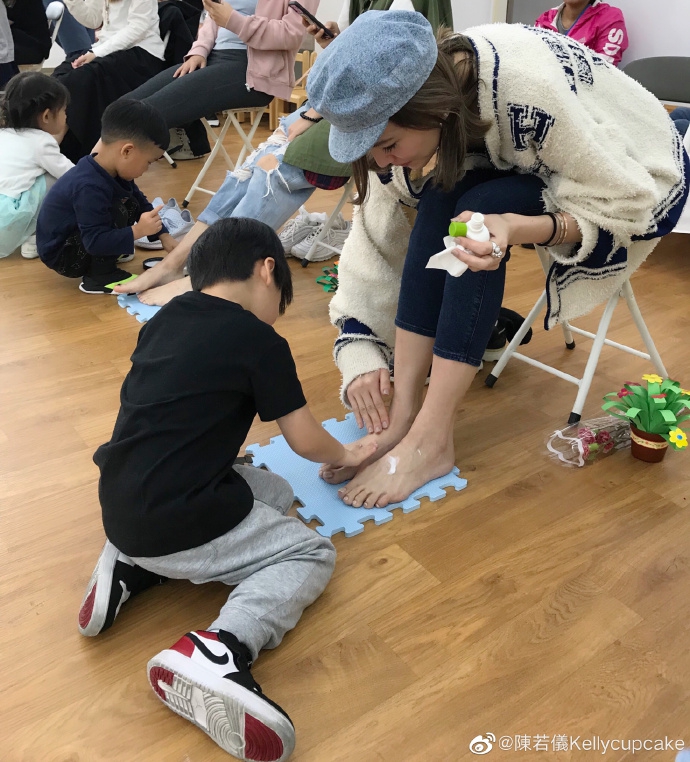 陈若仪儿子帮她按摩脚
