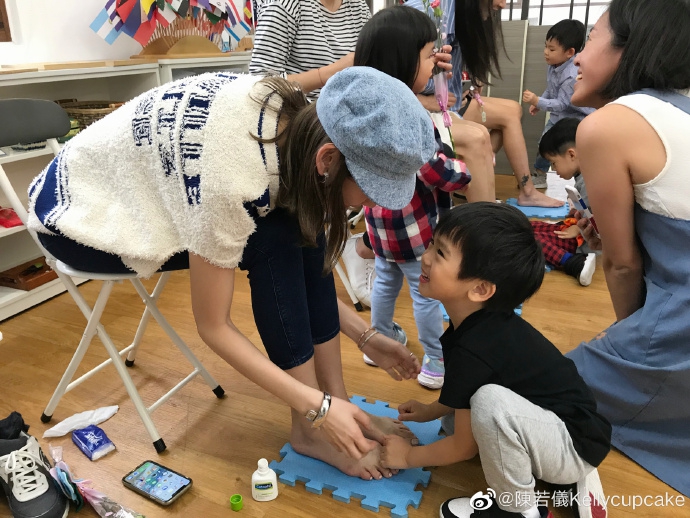 陈若仪儿子帮她按摩脚