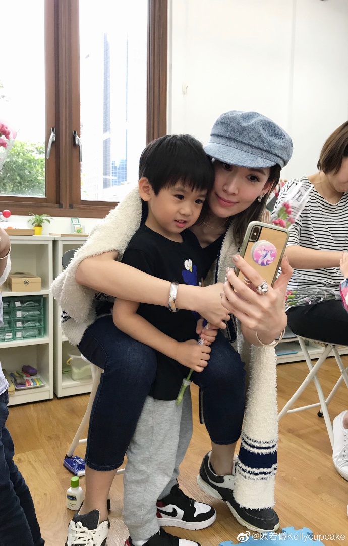 母子俩自拍