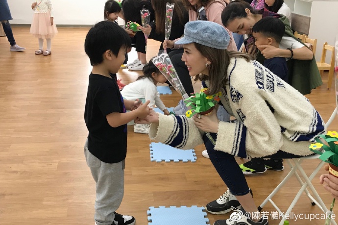 陈若仪儿子献花