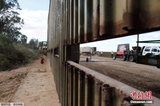 资料图：美国与墨西哥的一段边境隔离墙。