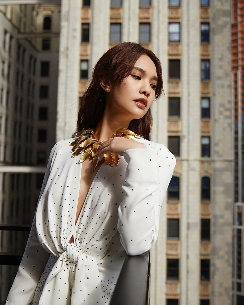 杨丞琳穿白色深v礼服优雅性感戴金叶子项链个性别致