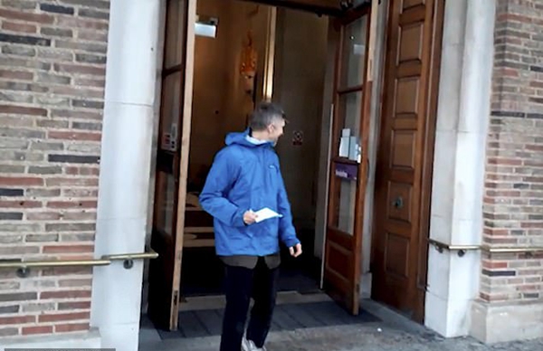 在几次尝试之后,男子不得不承认失败,笑着转向镜头