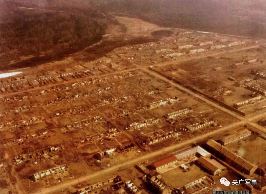 资料图:1987年大兴安岭火灾后,成为一片废墟的漠河县城。图片来源:央广军事