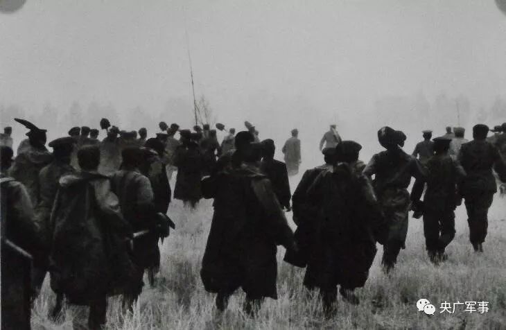 资料图:1987年,扑火大军奔赴大兴安岭火场。图片来源:央广军事