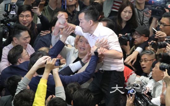 有香港反对派议员“开假会”阻挠《逃犯条例》修订(图片来源：香港“大公网”)
