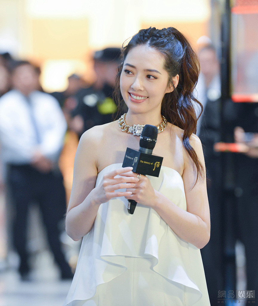 梳着高马尾露出额头,清新甜美简直女神驾到