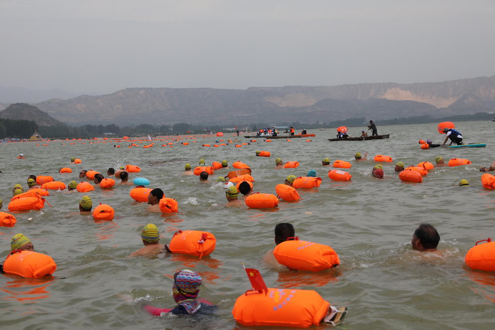 河南三门峡5000名泳士横渡黄河场面震撼
