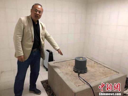 在南京基准地震台，记者看到了打入地下60多米、和地球地壳基岩直接相连的地震摆墩。 朱晓颖 摄