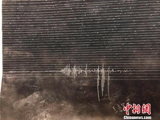 维歇尔地震仪在熏烟纸张上记录的台湾地震的地震波。 朱晓颖 摄