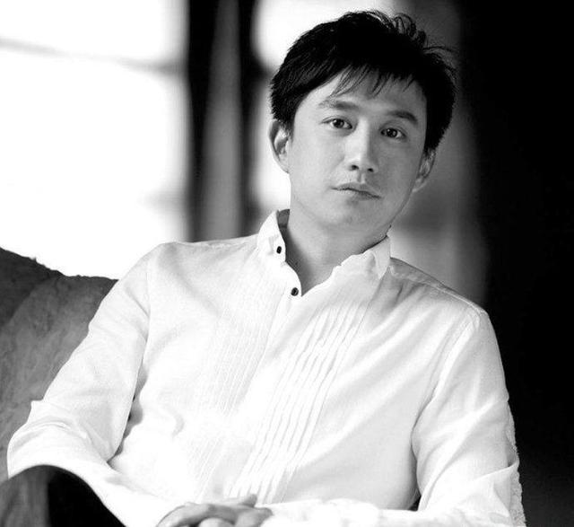 1994年，黄磊考入北京电影学院表演系研究所，专攻电影表演创作及教学并担任助教。