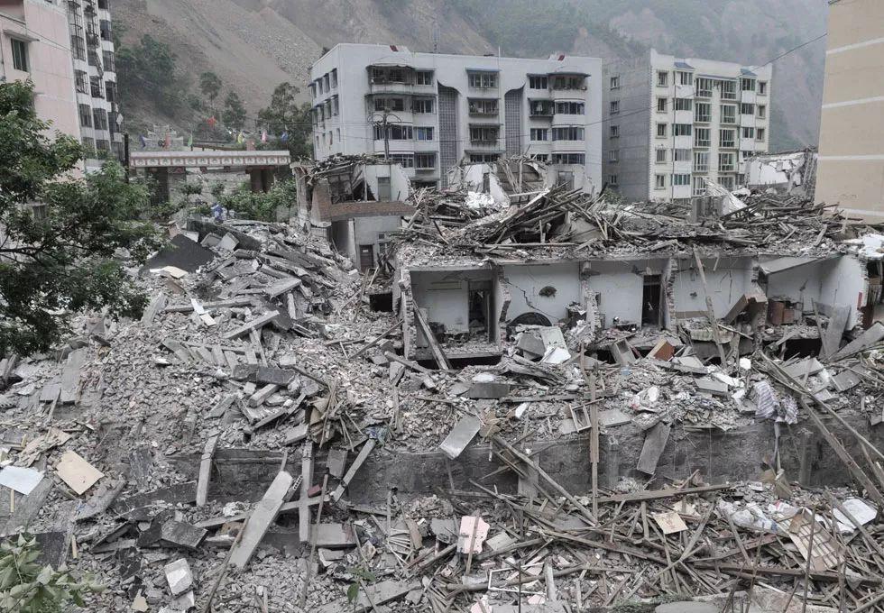 2008年5月15日,在四川北川羌族自治县地震灾区,到处一片废墟,人们等待
